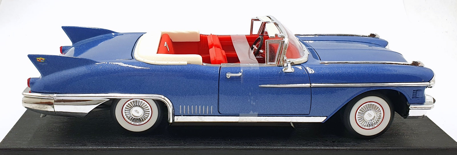 Road Signature 1/18 Scale Diecast 92158 - 1958 Cadillac Eldorado Biarritz - Blue