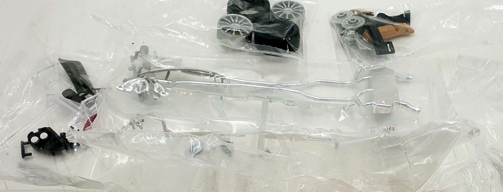 Burago 1/24 Scale Metal Kit 70063 2002 Aston Martin V12 Vanquish Silver