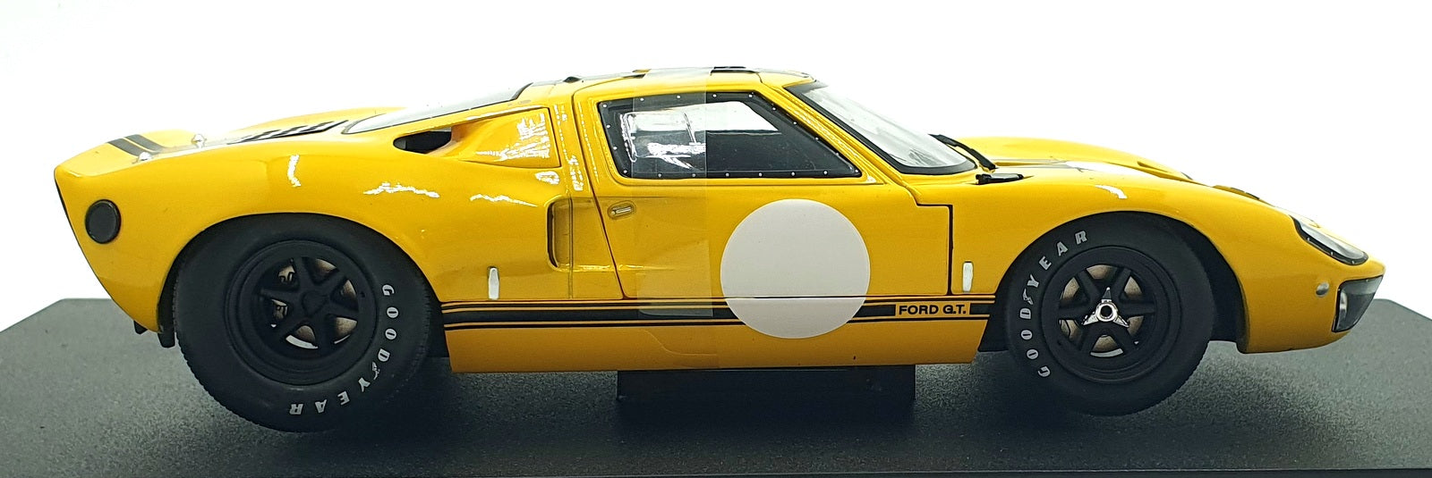 Solido 1/18 Scale Diecast S1813011 - 1968 Ford GT40 MKI - Yellow and Black