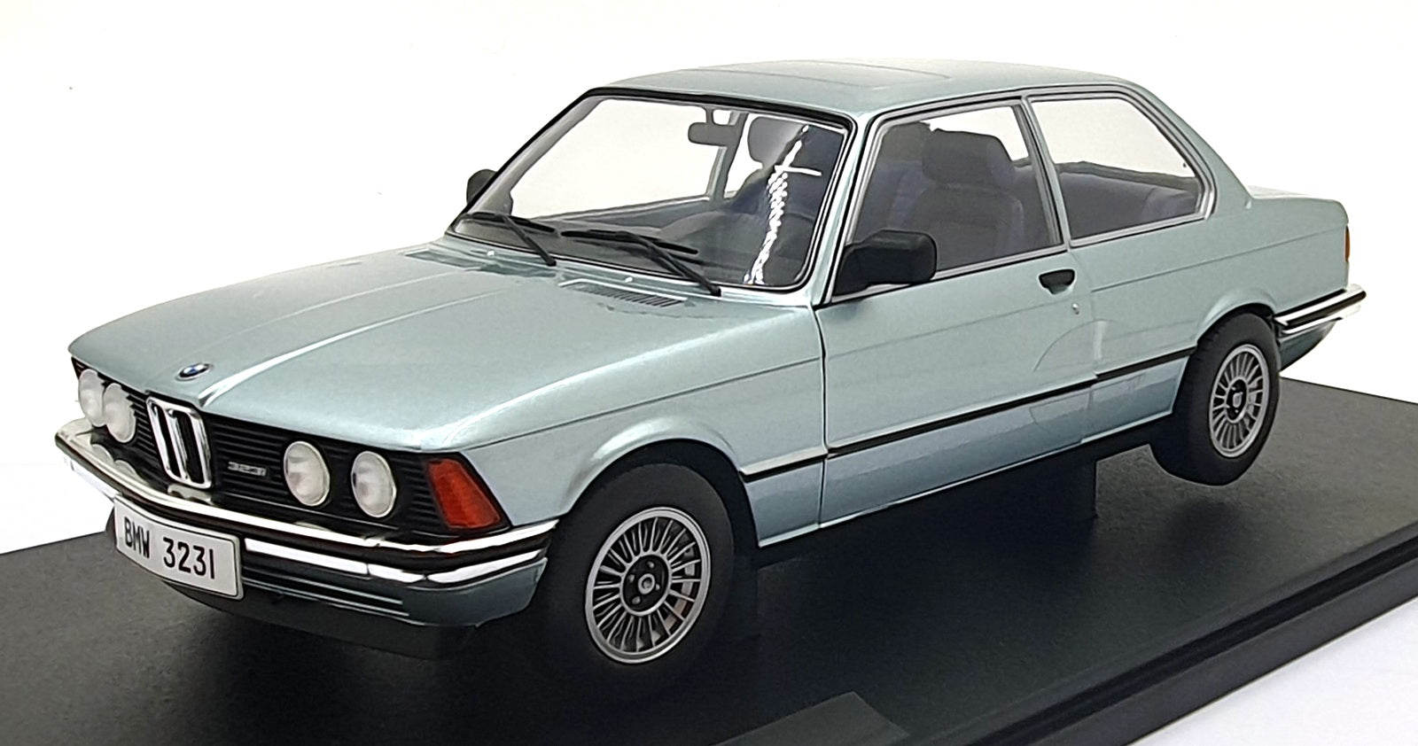 Solido 1/18 Scale S1812801 - 1980 BMW 3231 - Met. Saphire Blue