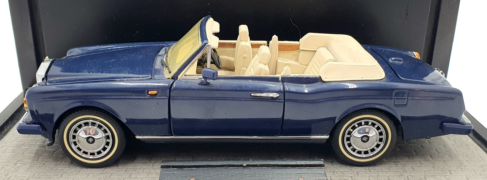 Franklin Mint 1/24 Scale FRR20 - Rolls Royce Corniche IV Blue With Display Case