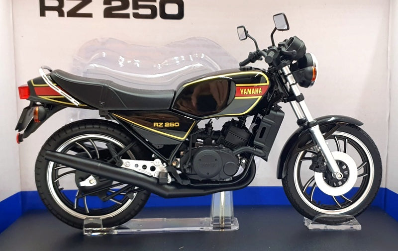 Aoshima 1/12 Scale 110423-3700 - Yamaha RZ 250 Motorcycle - Black