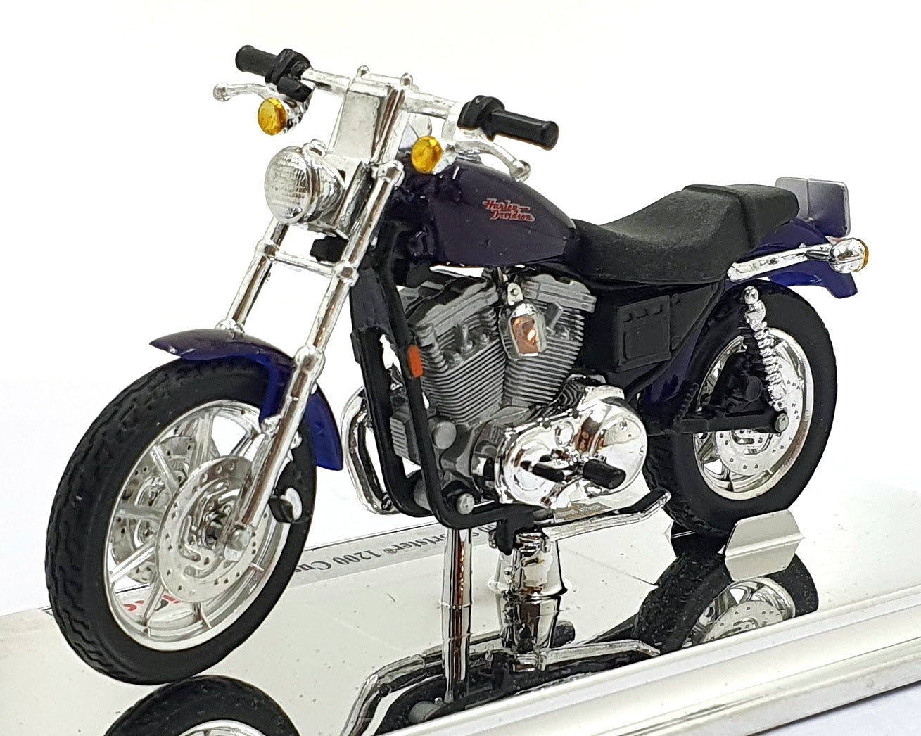 Maisto 1/18 Scale 39720 - Harley Davidson 2000 Sportster 1200 Custom