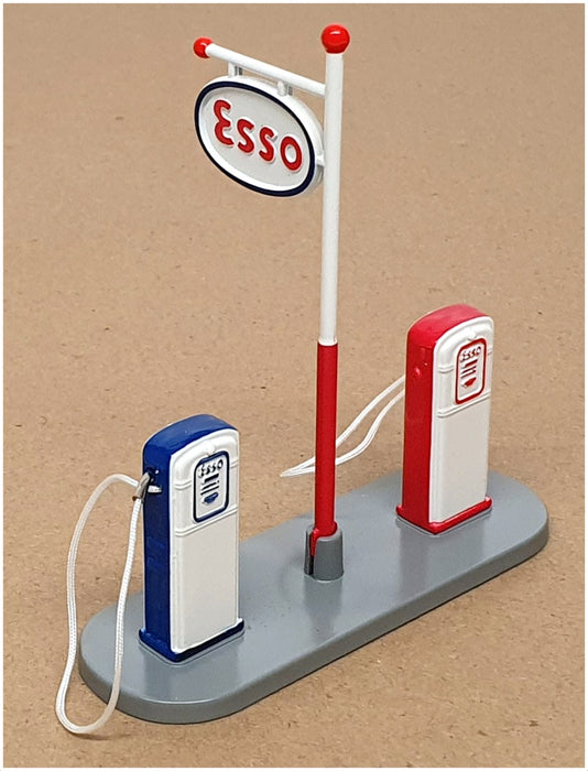 Atlas Dinky Toys Appx 1/43 Scale 49D - Poste De Ravitaillement Esso Petrol pumps