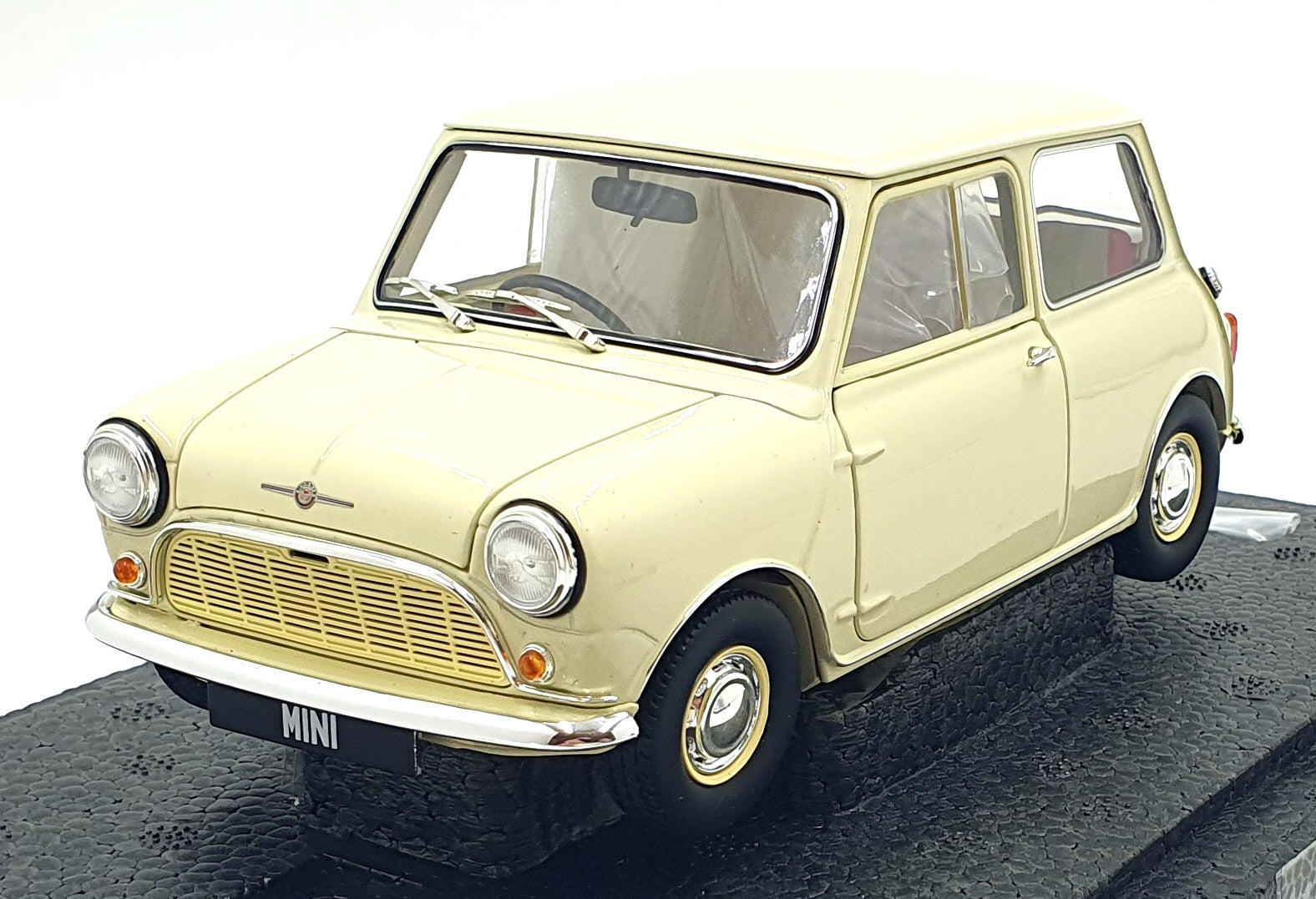 Kyosho 1/18 Scale 08964W - Morris Mini Minor - White