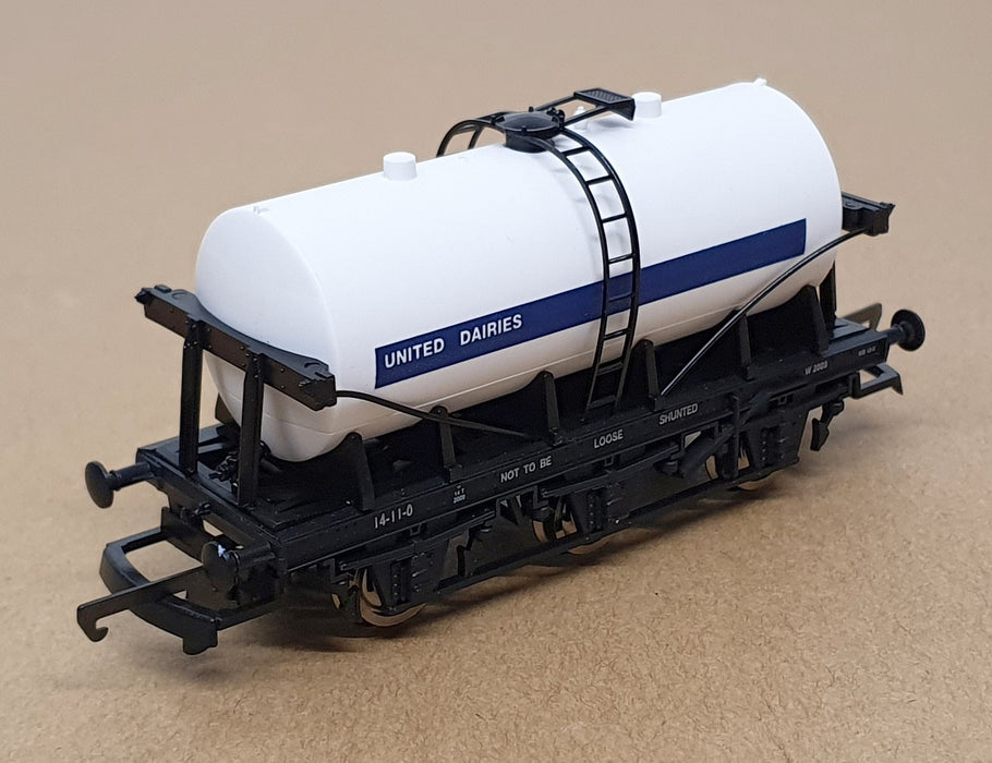 Lima OO Gauge (1/76) L305703 - 3 Axle Tank Wagon United Dairies - White