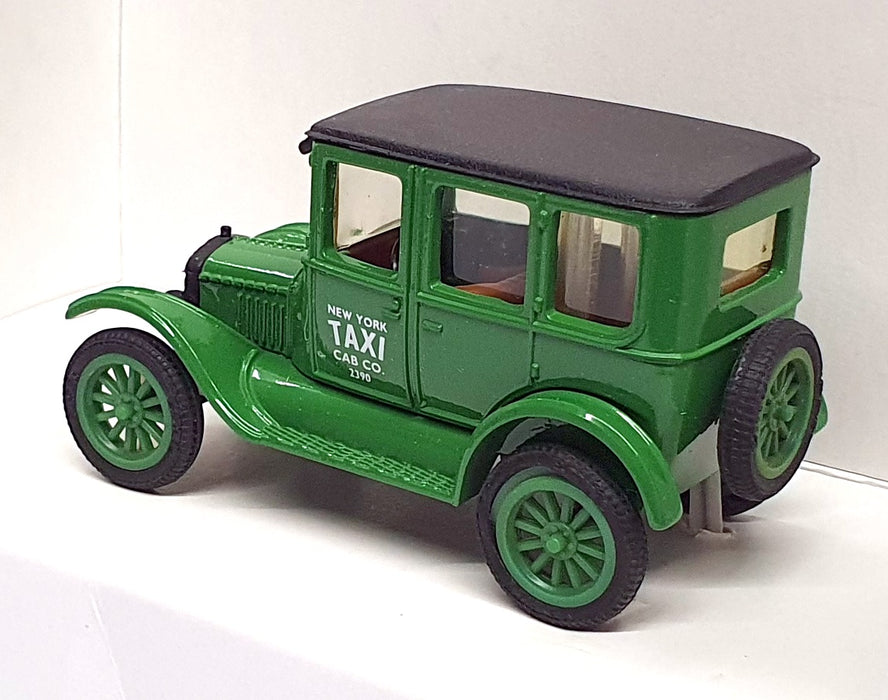 Ertl 1/43 Scale 2519 - 1923 Model T Ford Sedan New York Taxi - Green