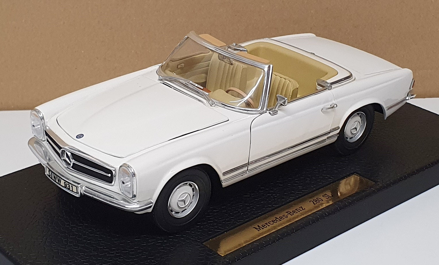 Anson 1/18 Scale Diecast 30389 - Mercedes Benz 280 SL - White