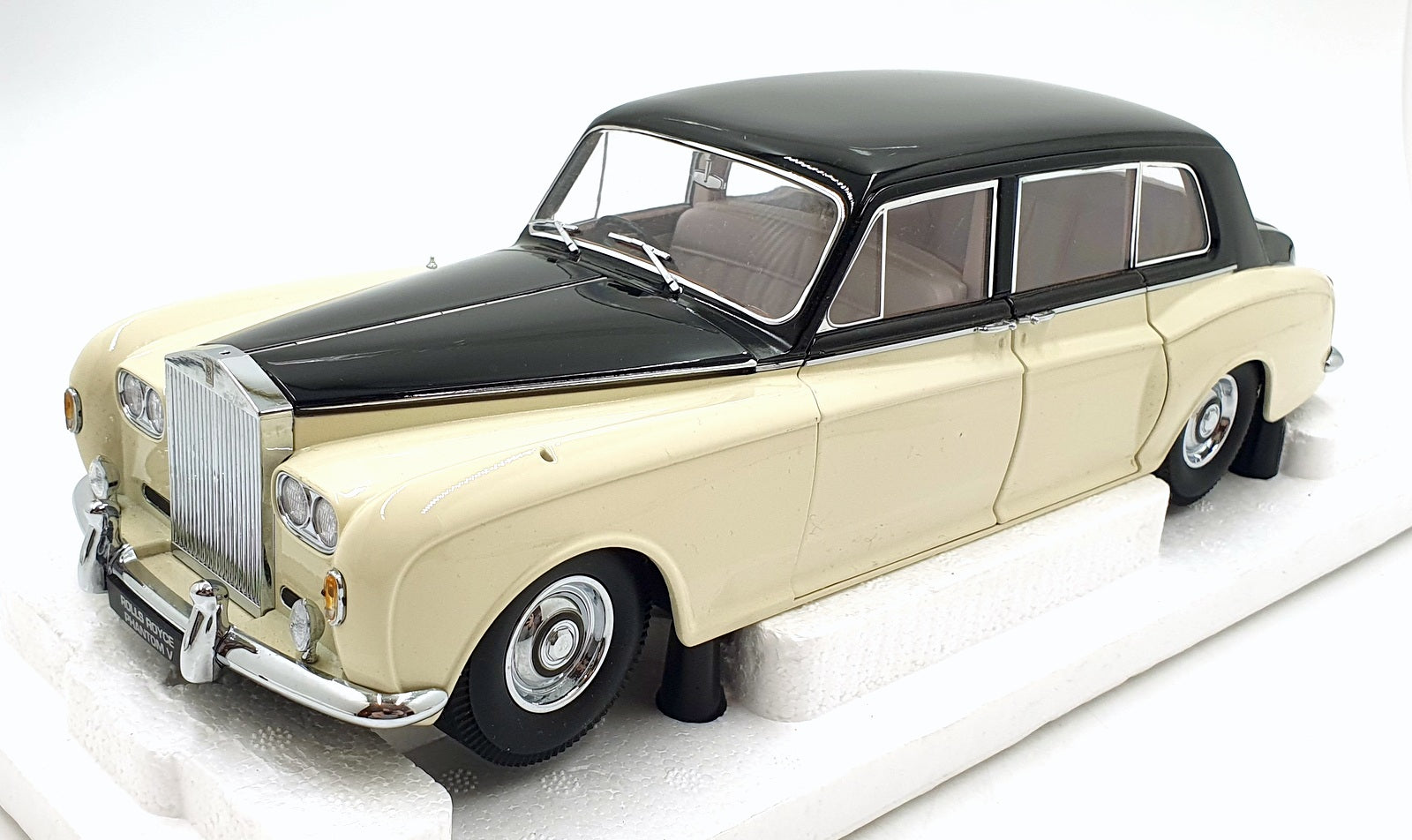 Paragon Models 1/18 Scale PA-38219 1964 Rolls Royce Phantom V RHD Black/Ivory