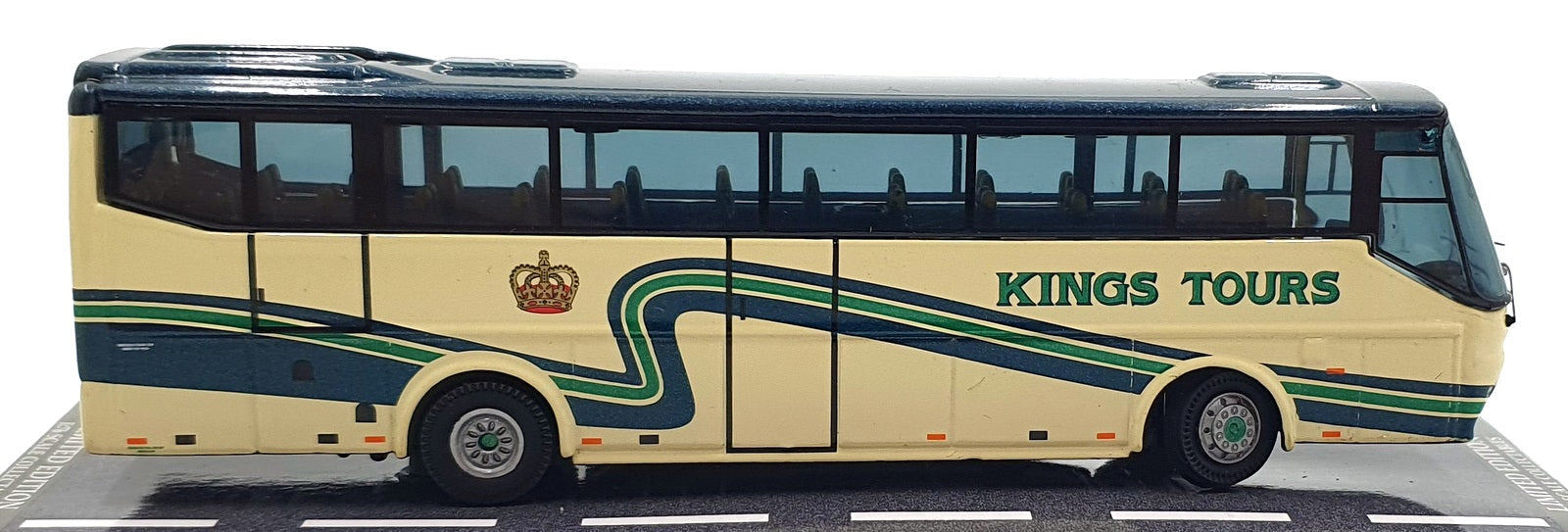 Corgi 1/76 Scale OM45310 - Bova Futura Kings Coaches Colchester - Cream