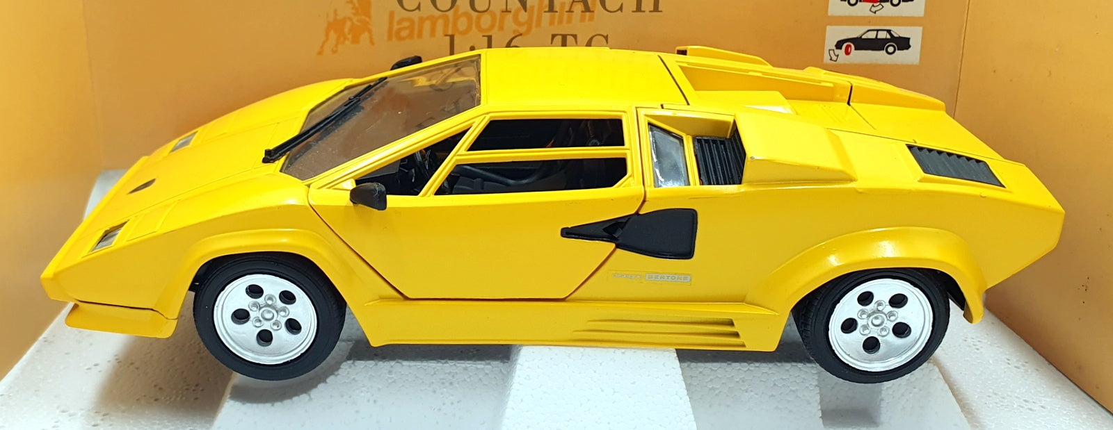 Polistil 1/16 Scale Diecast 016748 - Lamborghini Countach - Yellow