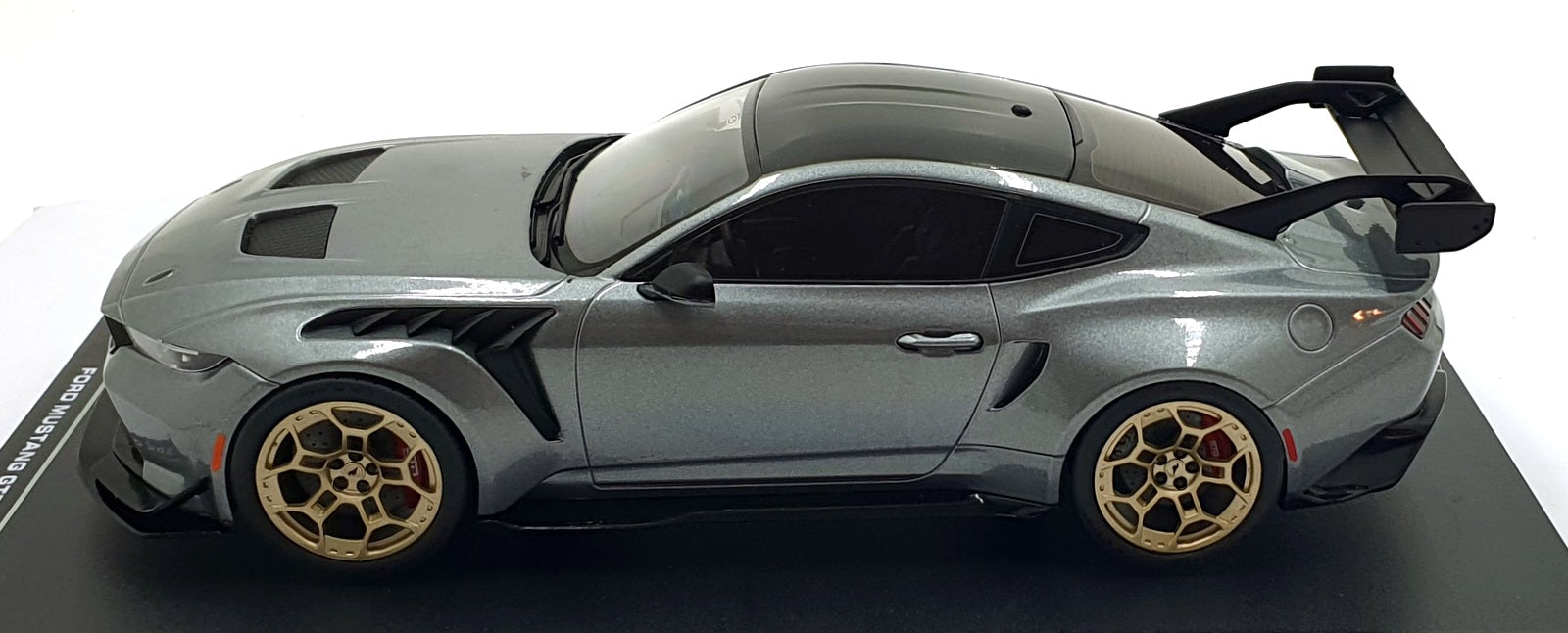 IXO 1/18 Scale Diecast IXOSPMCG18576 - 2025 Ford Mustang GTD - Met. Grey