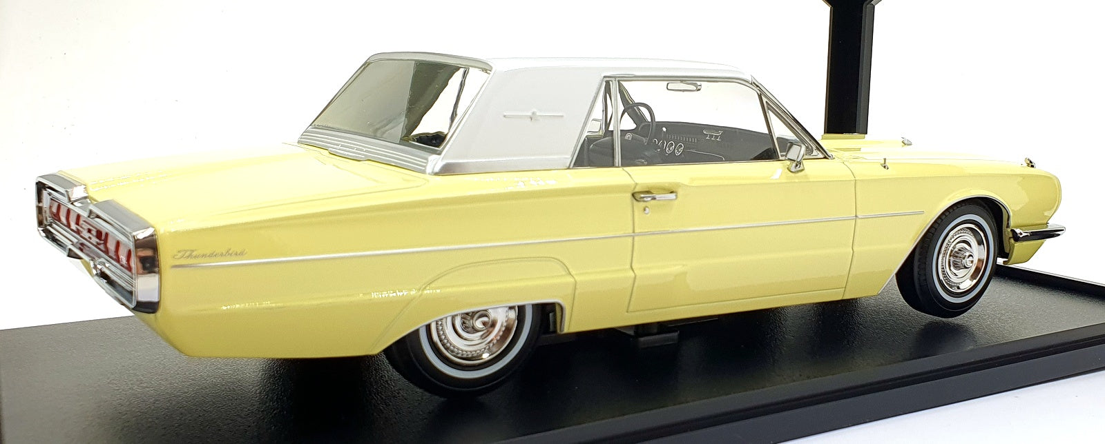 KK Scale 1/18 Scale KKDC181344 - 1966 Ford Thunderbird Hardtop Coupe - Yellow