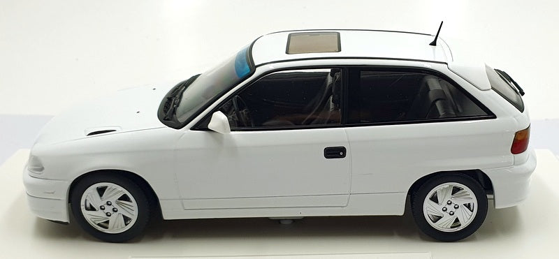 Norev 1/18 Scale Diecast 183673 - 1991 Opel Astra GSi - White