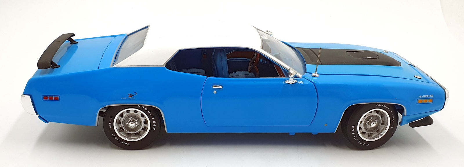 Auto World 1/18 Scale Diecast AMM1012/06 - 1971 Plymouth Roadrunner Blue/White