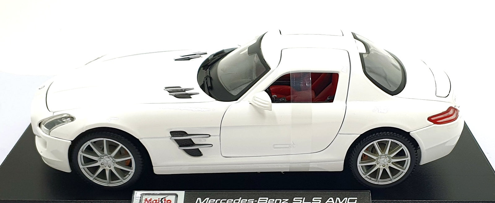 Maisto 1/18 Scale Diecast 46629 - Mercedes-Benz SL63 AMG - White with Black Base