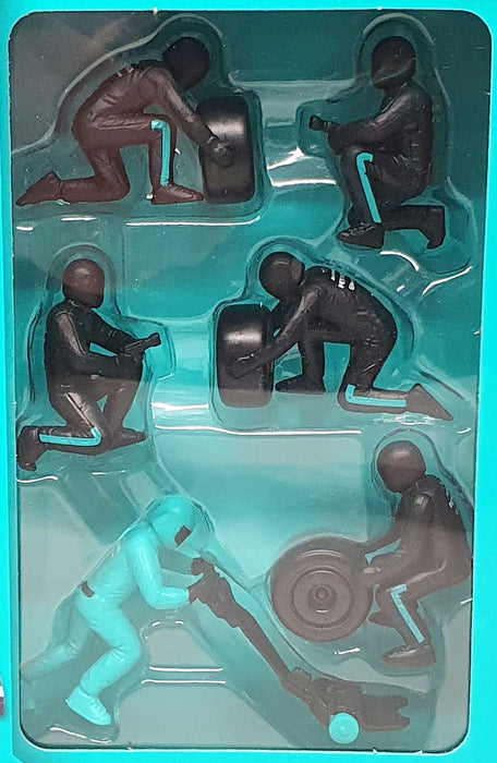 Burago 1/43 Scale 18-38452 - Mercedes F1W15 Pit Pass Diorama 2024 G. Russell