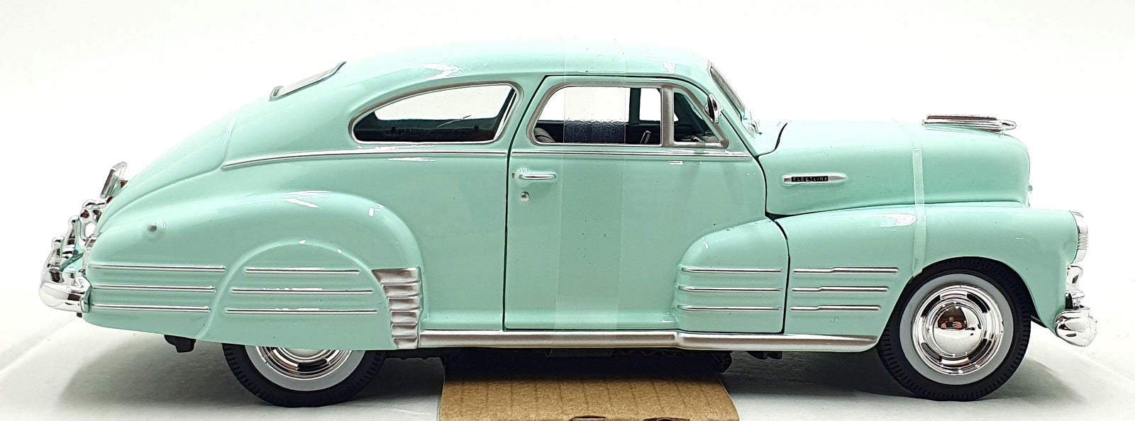 Maisto 1/25 Scale Diecast 32921 - 1948 Chevrolet Fleetline Aerosedan Mint Green