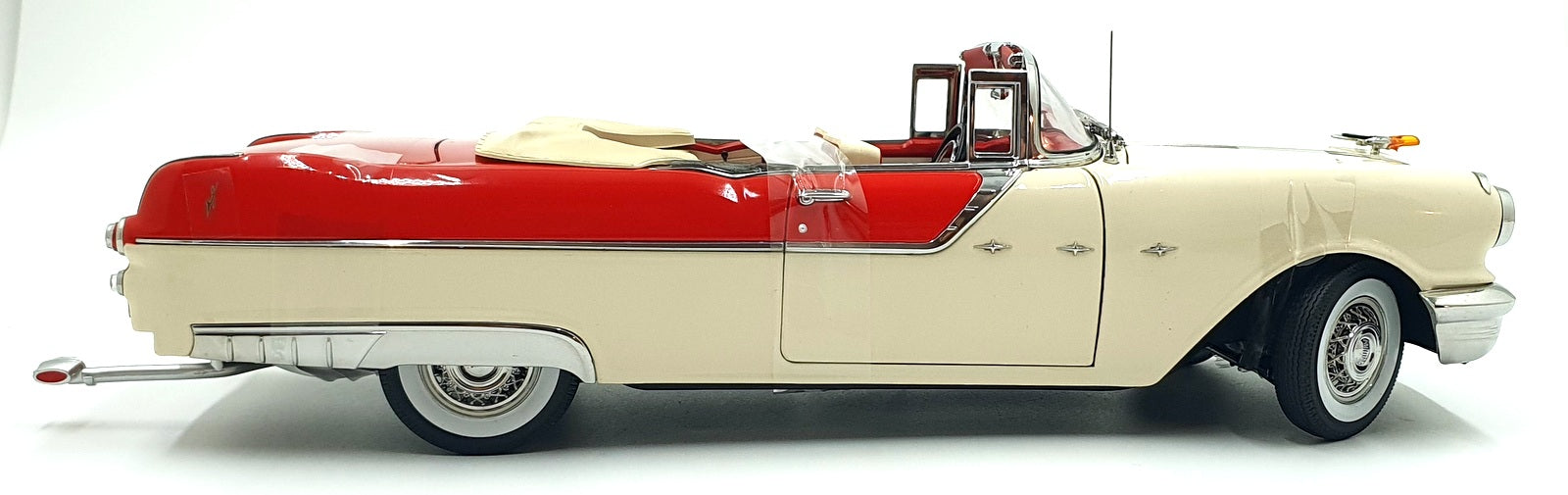 Sun Star 1/18 Diecast 5058 - 1955 Pontiac Star Chief Open Convertible - Red/Grey