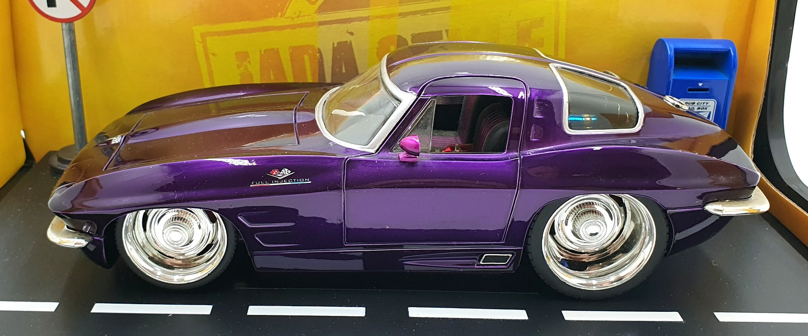Jada 1/18 Scale Diecast 63014 - 1963 Chevrolet Corvette Stingray - Purple