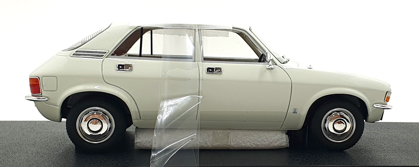 Cult 1/18 Scale Resin CML145-1 - 1973 Austin Allegro - Glacier White