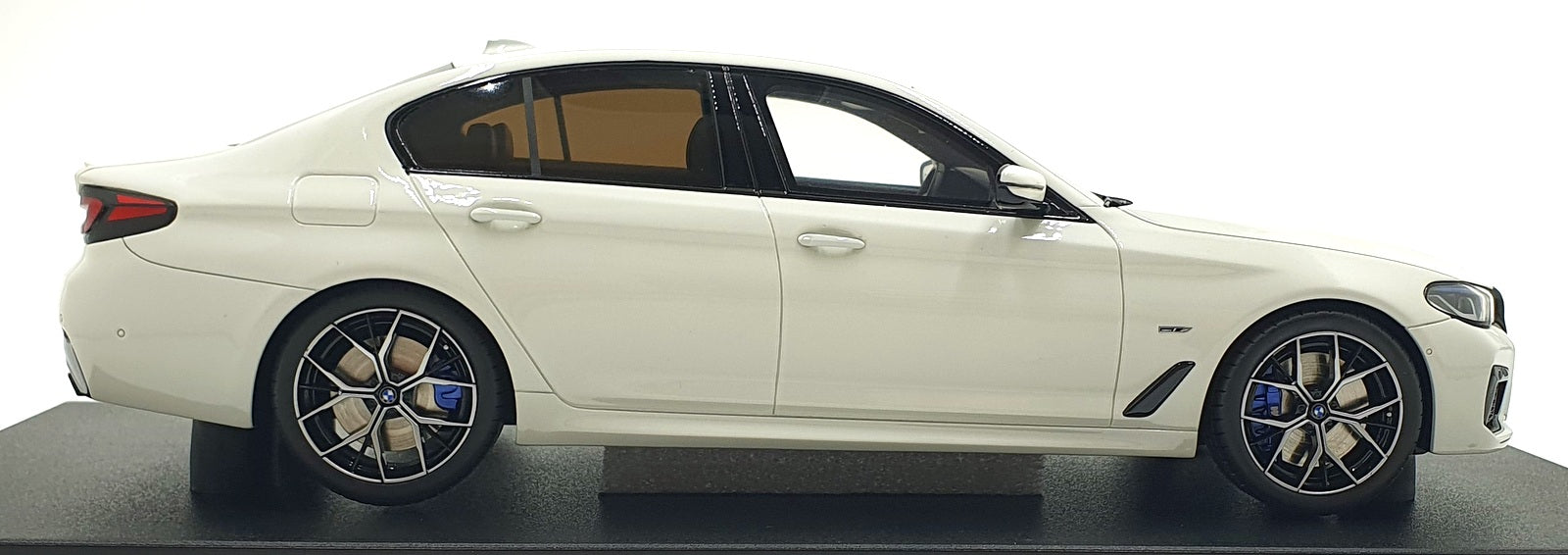 GT Spirit 1/18 Scale Resin GT496 - BMW 545E M Sport Saloon - White
