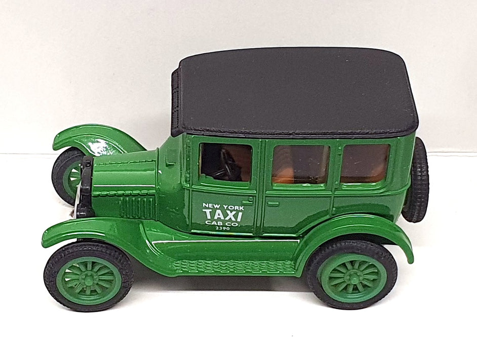 Ertl 1/43 Scale 2519 - 1923 Model T Ford Sedan New York Taxi - Green