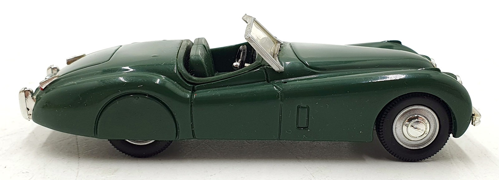 Vanguards 1/43 Scale Diecast VA05902 - Jaguar XK120 - Suede Green