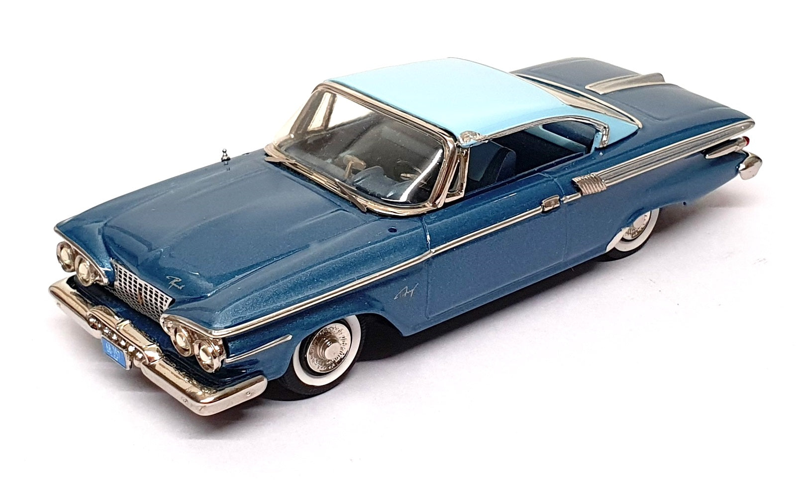 Highway Travellers 1/43 Scale HWT104 - 1961 Plymouth Fury 2Dr. Hardtop
