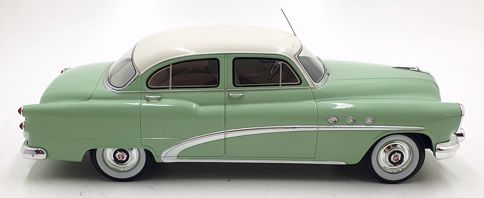 BOS Models 1/18 Scale BOS270 - Buick Special 4 Door Tourback Sedan - Green/White