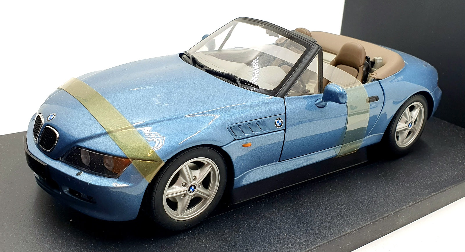 UT Models 1/18 Scale 20400 - BMW Z3 Roadster James Bond 007 Goldeneye