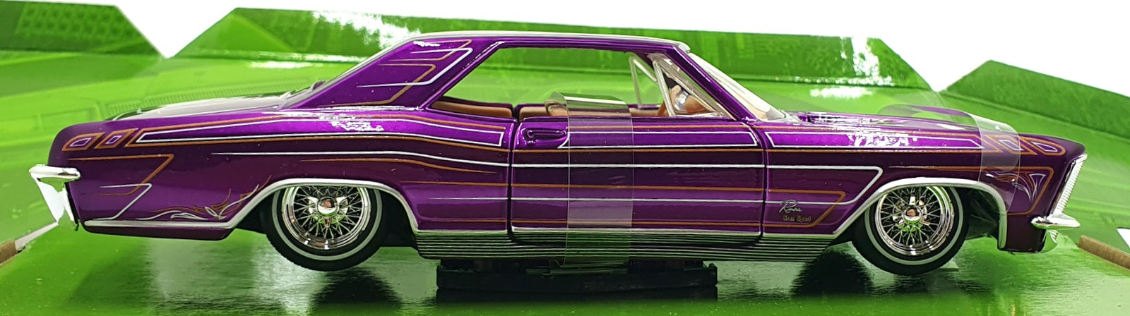 Maisto 1/26 Scale Diecast 32551 - 1965 Buick Riviera - Met. Purple