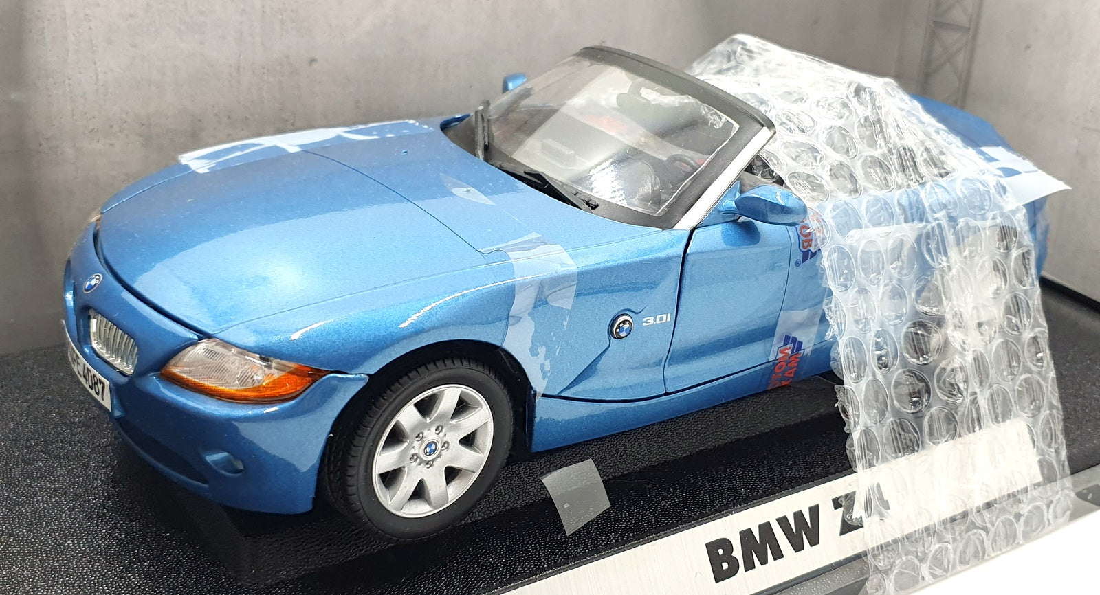 Motor Max 1/18 Scale Diecast 73100 - BMW Z4 Roadster - Light blue