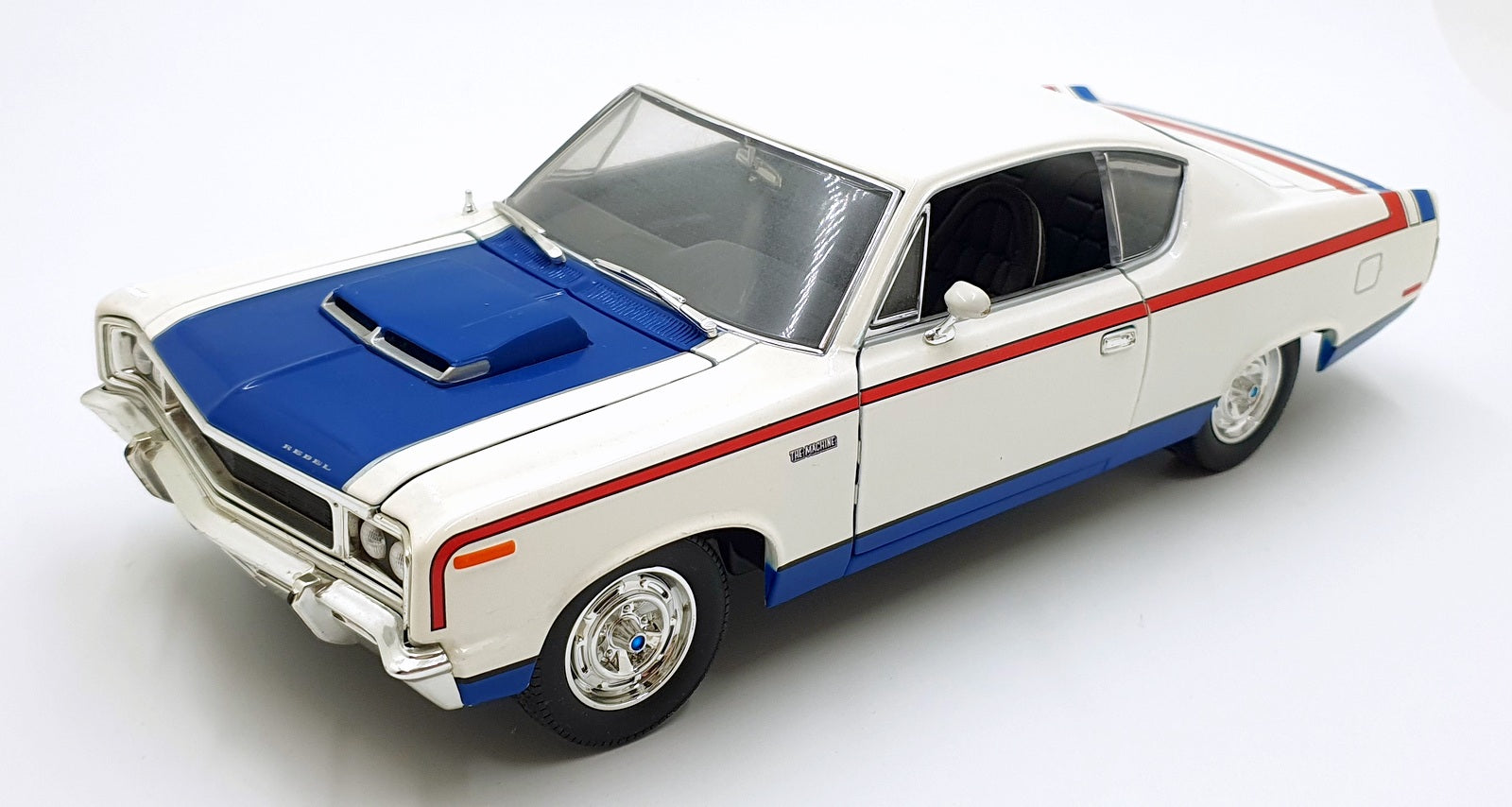 Road Signature 1/18 Scale Diecast 15126V - 1970 AMC Rebel - White/Red/Blue