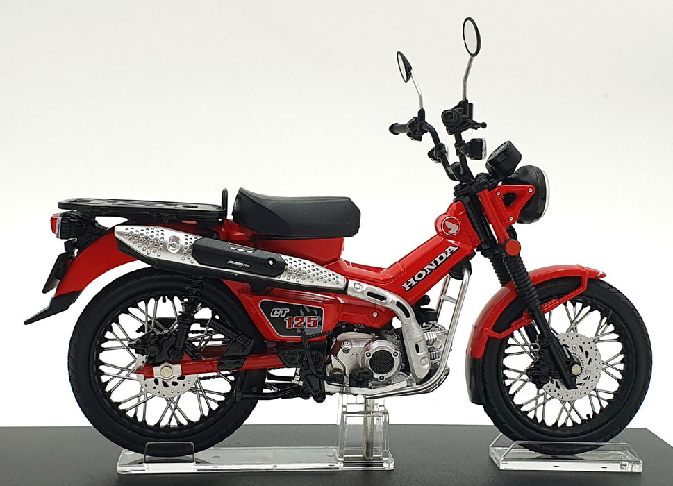 Aoshima 1/12 Scale 11223-4000 - Honda CT125 Motorbike - Red