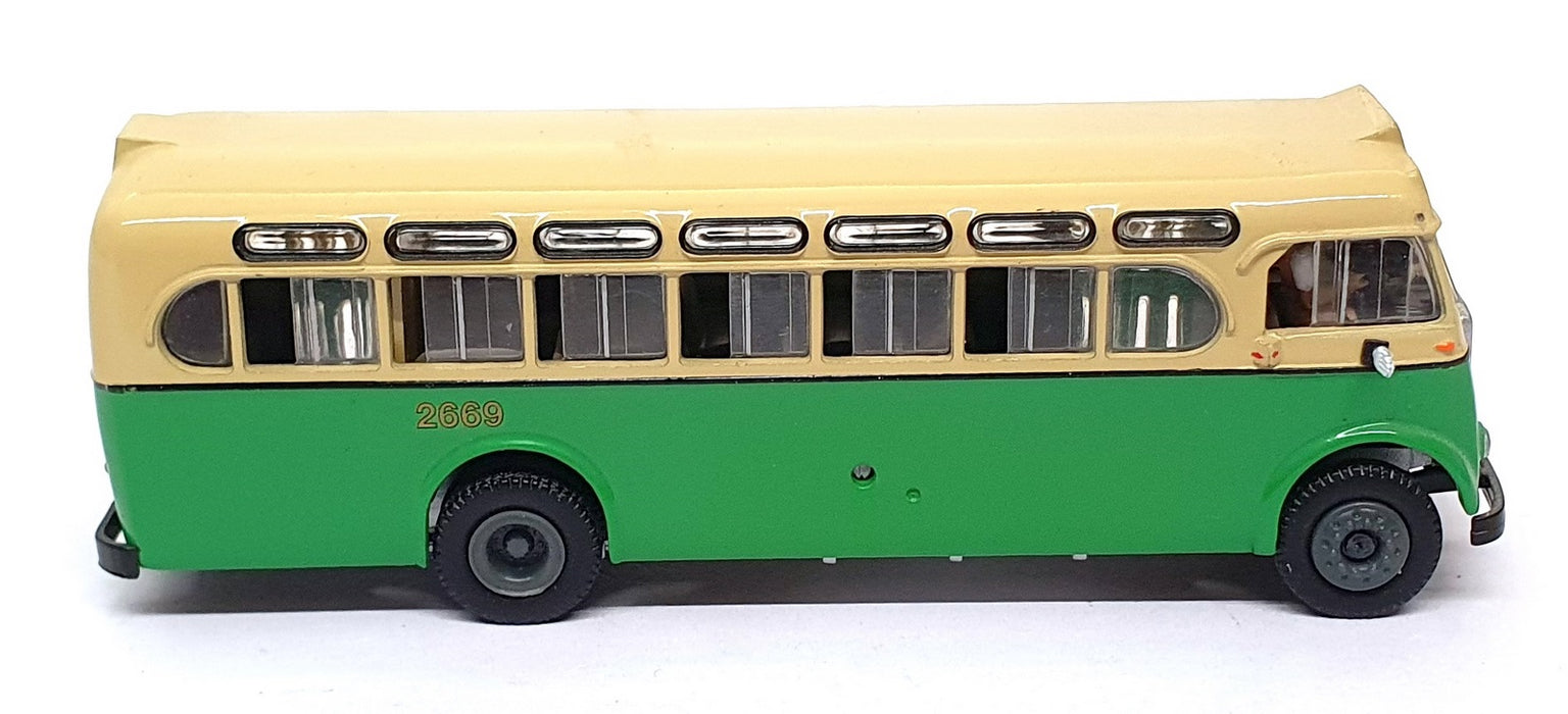 ABC 1/76 Scale AU 1-B - Daimler CV Oz Bus New South Wales Rt. 220 - Beige/Green