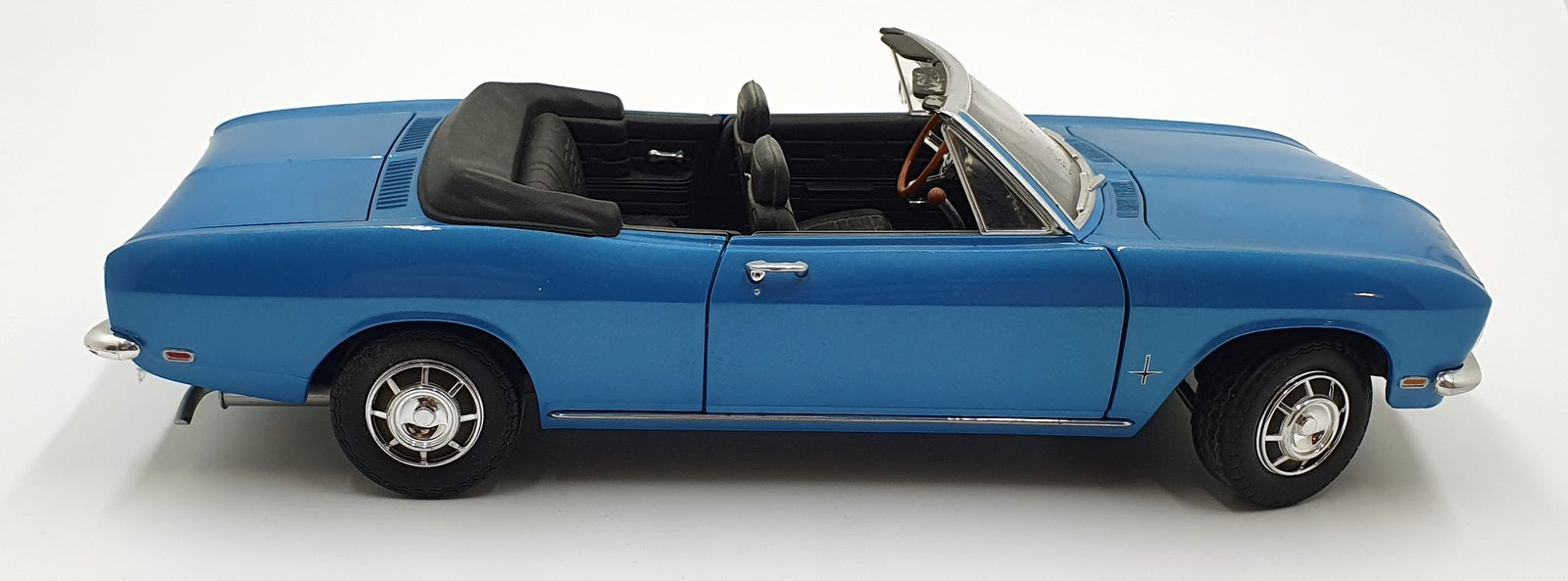 Road Signature 1/18 Scale Diecast 15126M - 1969 Corvair Monza - Met Blue