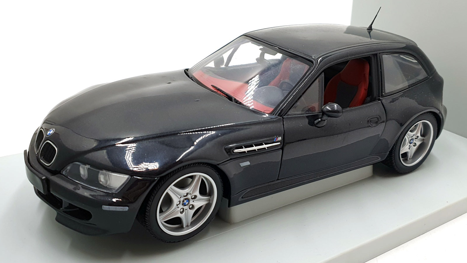 UT Models 1/18 Scale Diecast 20432 - BMW Z3 M Coupe Metallic Black