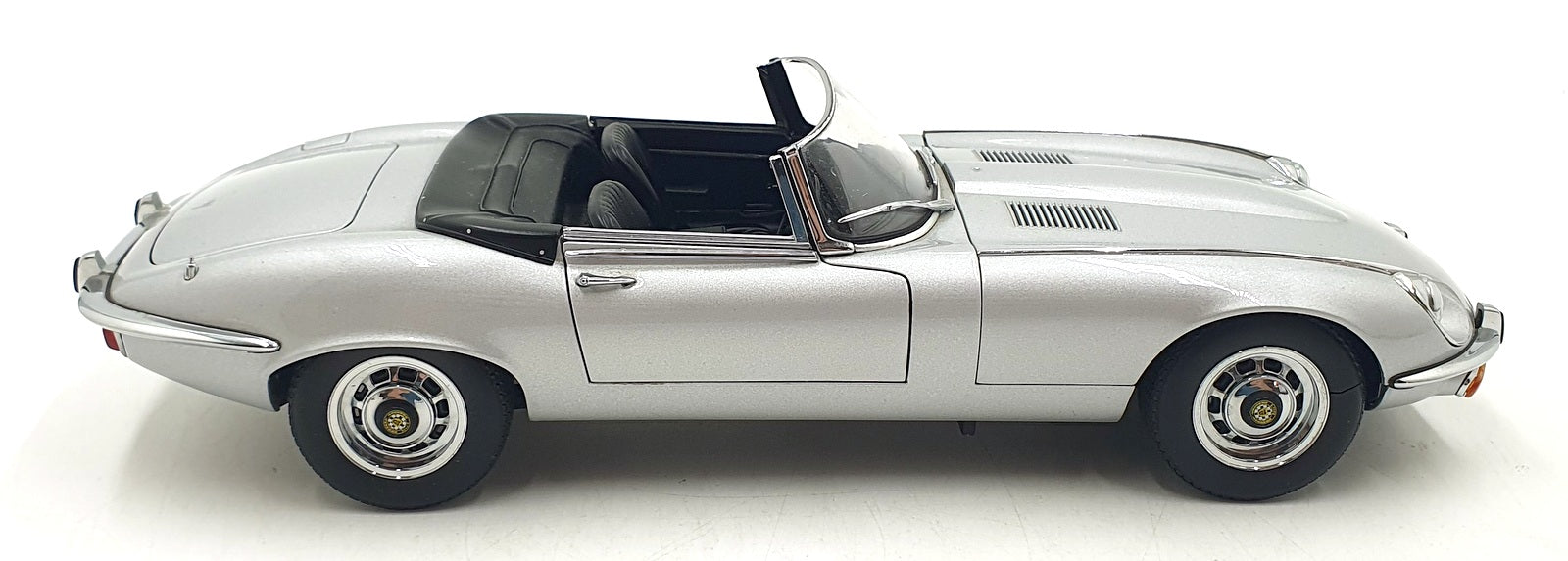 Autoart 1/18 Scale Diecast DC18626Q - Jaguar E-Type Cabriolet - Silver