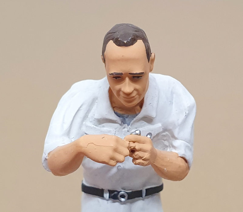 Figutec 1/18 Scale 180034 - Mechanic Changing Spark Plugs Resin Figure Model