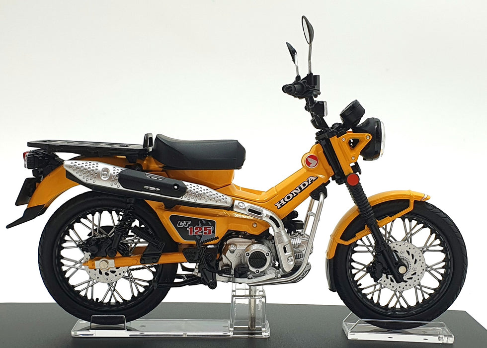 Aoshima 1/12 Scale 11226-4000 - Honda CT125 Motorbike - Yellow