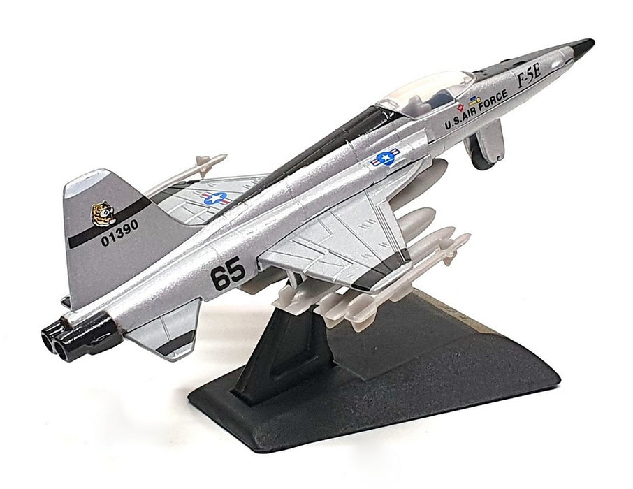 Motor Max Modern Jets 1/100 Scale 77002 - F-5E Tiger II Aircraft & Display Stand