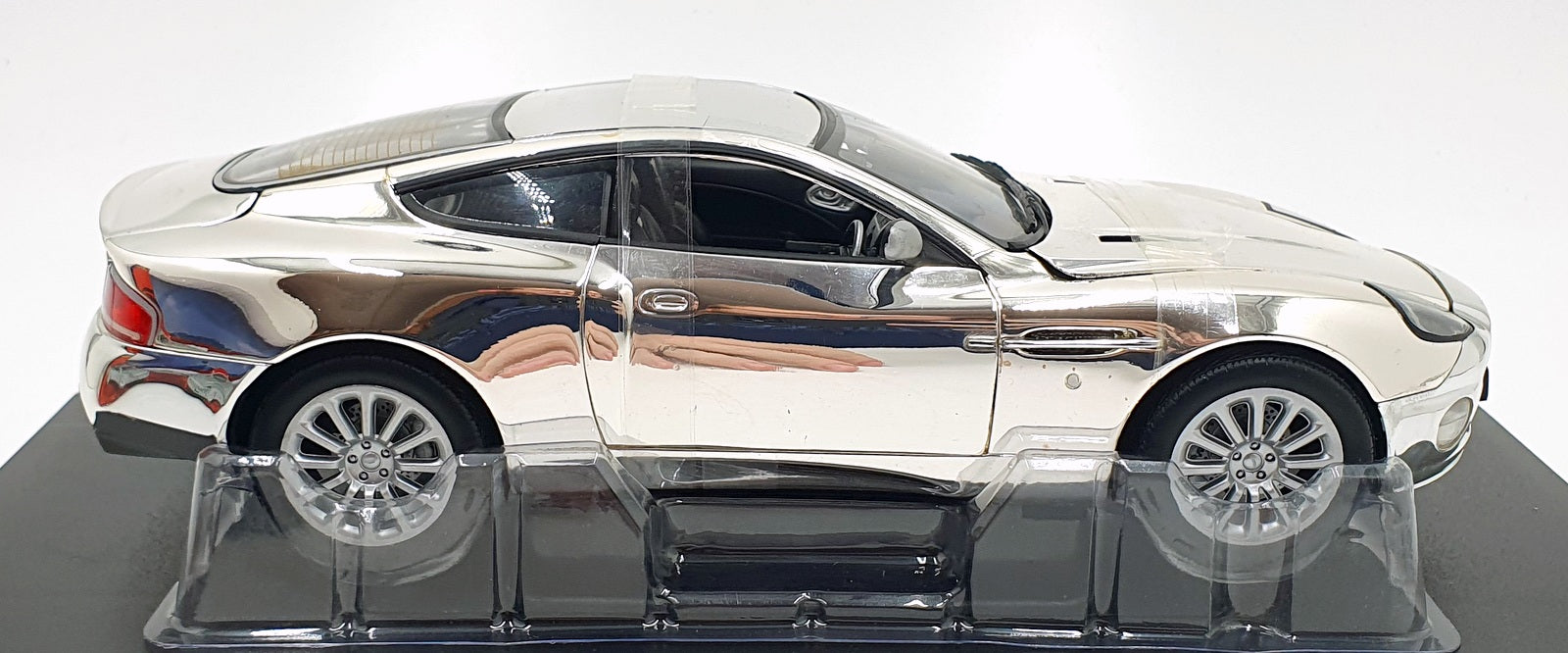 Ertl 1/18 Scale Diecast 33849MT - 007 Aston Martin Vanquish Die Another Day