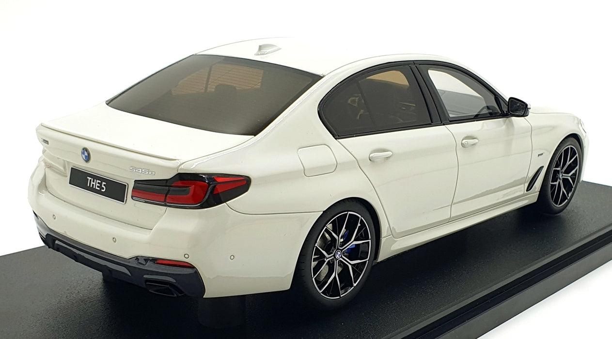 GT Spirit 1/18 Scale Resin GT496 - BMW 545E M Sport Saloon - White