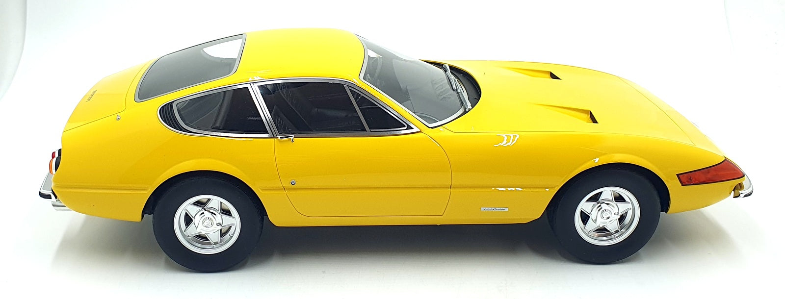GT Spirit 1/12 Scale Resin ZM093 - Ferrari 365 GTB Daytona - Yellow