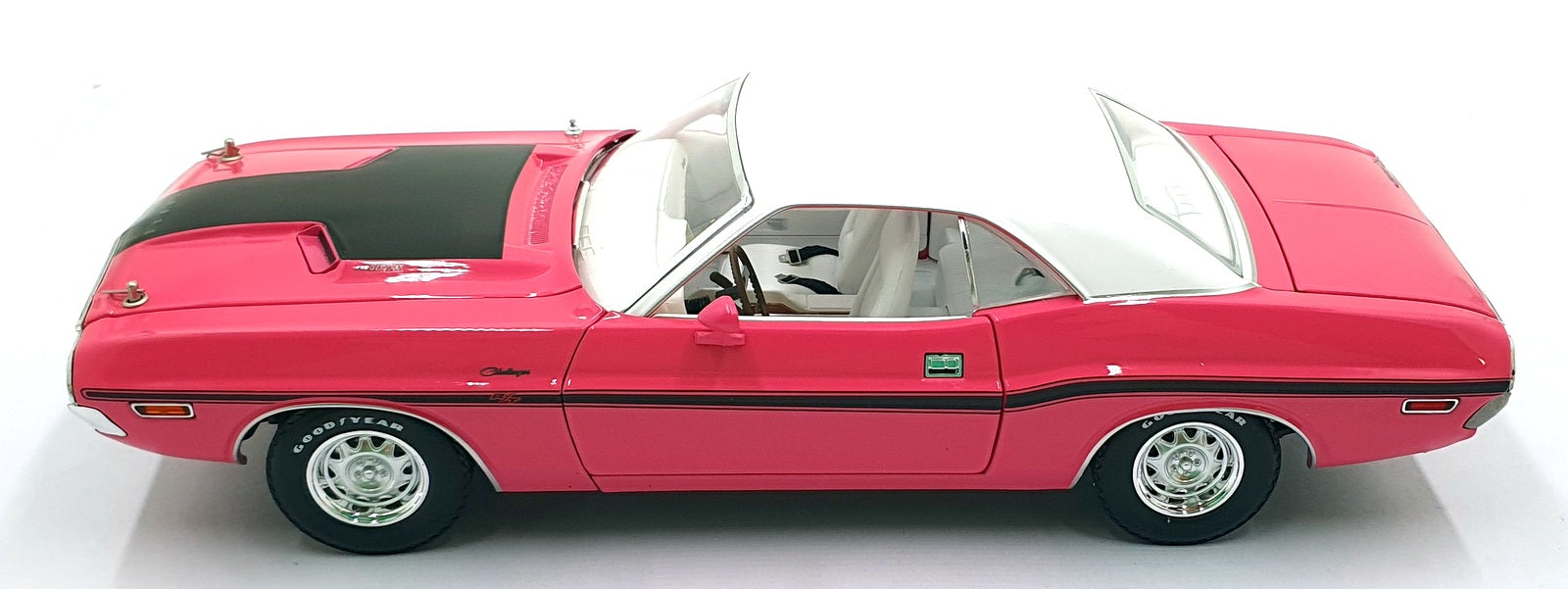 Greenlight 1/18 Scale Diecast 13699 - 1970 Dodge Challenger R/T 440 Six Pack