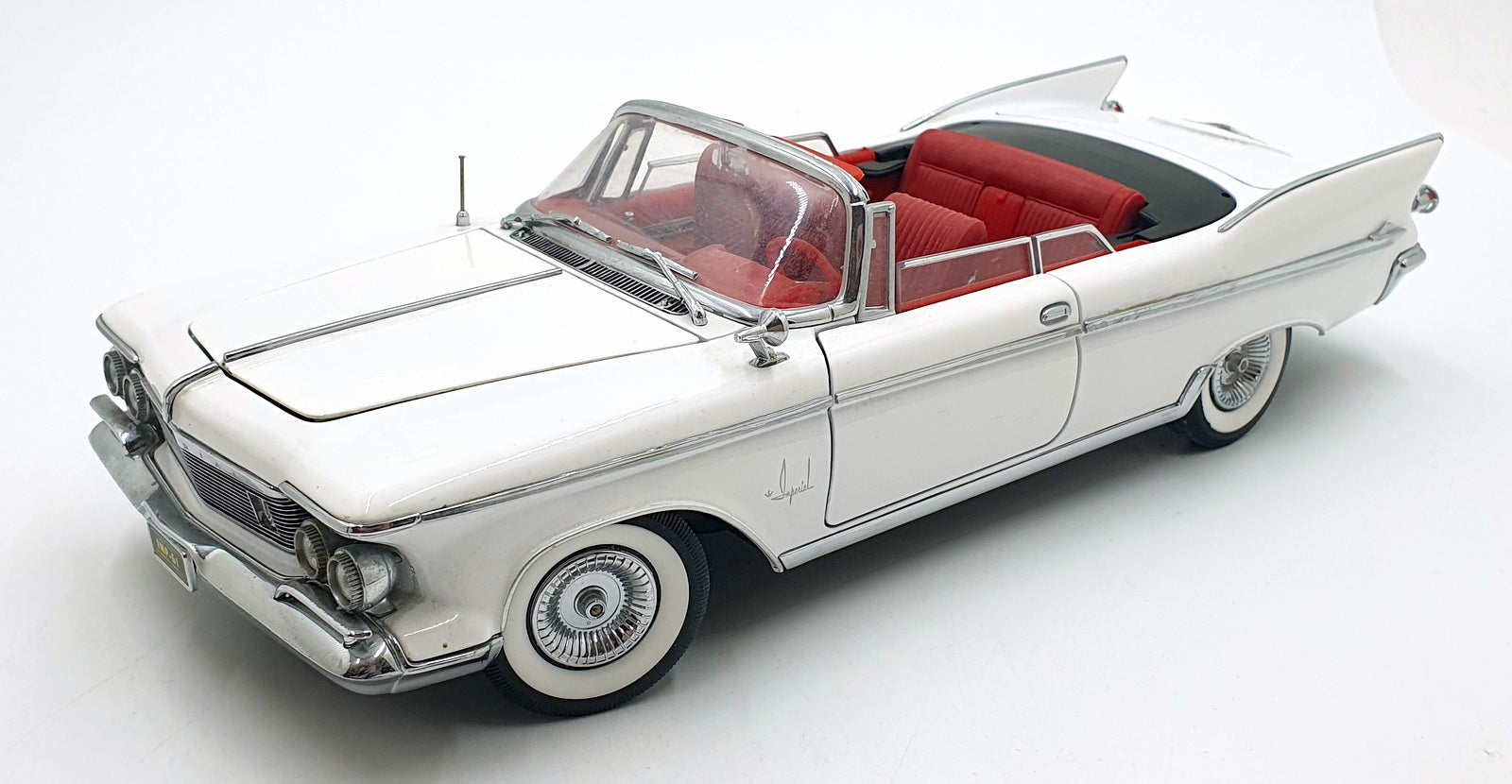 Road Signature 1/18 Scale Diecast 20138 - 1961 Imperial Crown - White