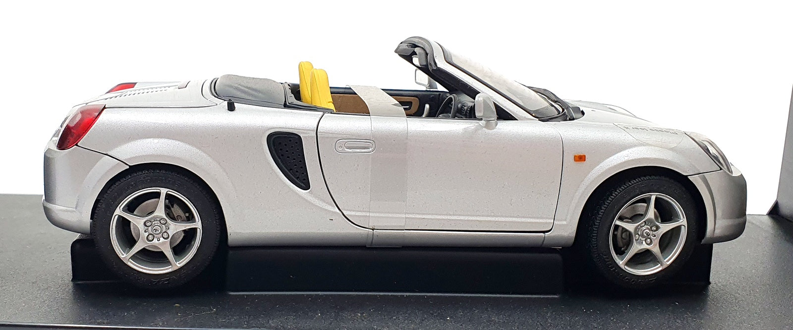 Autoart 1/18 Scale Deicast 78716 - Toyota MR2 Spyder 2000 RHD - Silver