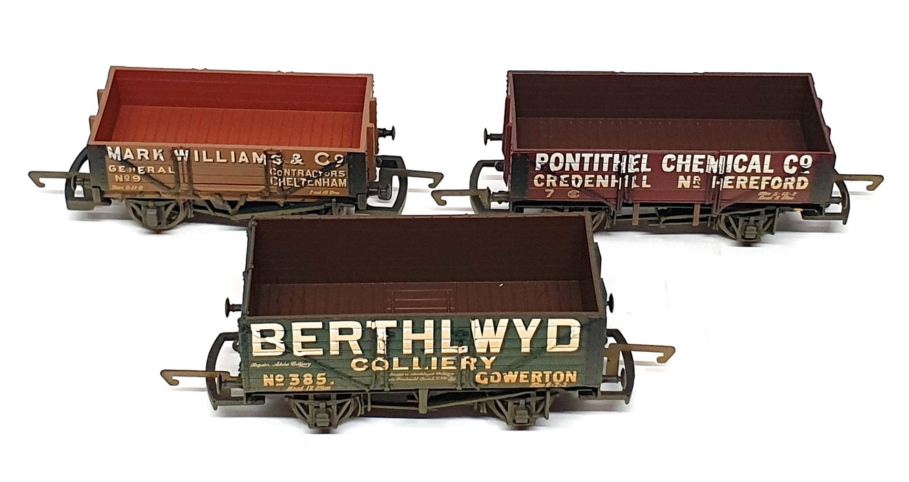 Hornby OO Scale (1/76) R6219 - Set Of 3 Weathered Finish Wagons