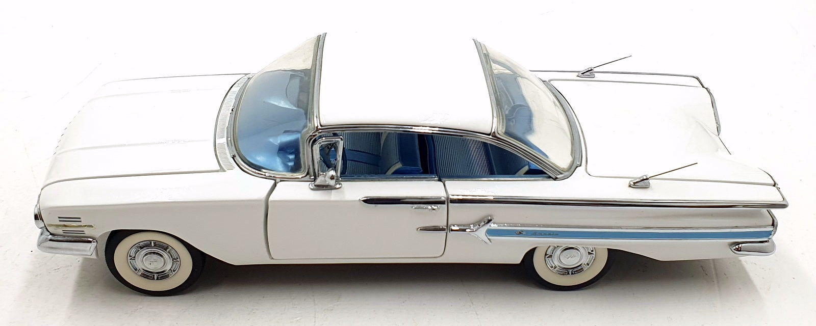 Franklin Mint 1/24 Scale 9126C - 1960 Chevrolet Impala - White